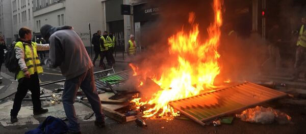Yellow vests mass protests against the rise in fuel prices in the French capital of Paris - Sputnik International