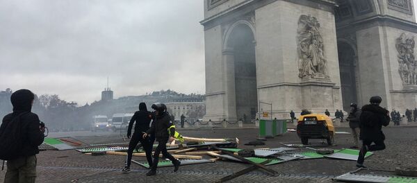 Yellow vests mass protests against the rise in fuel prices in the French capital of Paris - Sputnik International