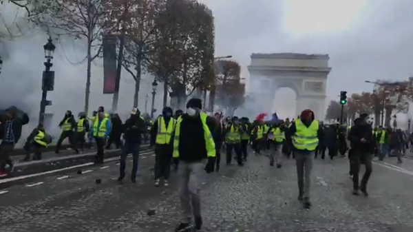 Yellow vests mass protests against the rise in fuel prices in the French capital of Paris Yellow vests mass protests against the rise in fuel prices in the French capital of Paris - Sputnik International