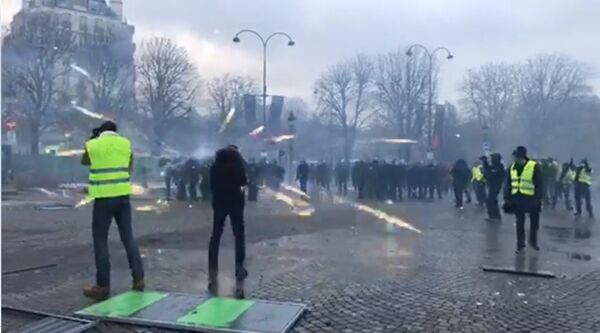 Yellow vests mass protests against the rise in fuel prices in the French capital of Paris Yellow vests mass protests against the rise in fuel prices in the French capital of Paris - Sputnik International