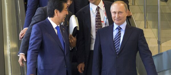 Japanese Prime Minister Shinzo Abe, left, and Russian President Vladimir Putin come down on the escalator after their talks in Vladivostok, Russia, Friday, Sept. 2, 2016 - Sputnik International