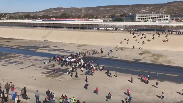 Migrants reportedly attempting to storm U.S.-Mexico border - Sputnik International