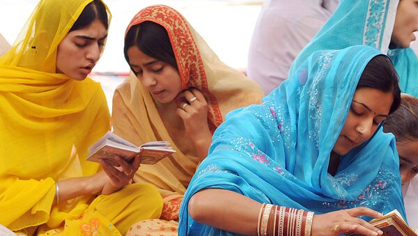 Indian Sikh devotees read the Sikh Holy Book at the Gurdawara Dera Sahibin in Lahore on June 16, 2006. - Sputnik International
