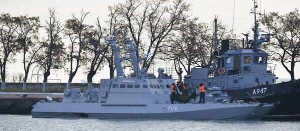 The detained Ukrainian ships are delivered to the port of Kerch - Sputnik International