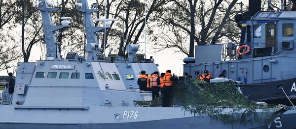 The detained Ukrainian ships are delivered to the port of Kerch - Sputnik International