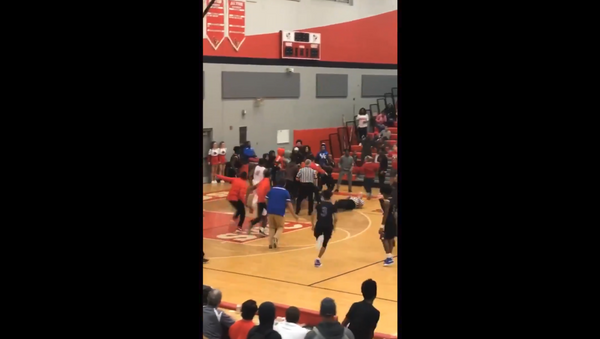 Massive brawl breaks out at US high school basketball tournament, causing several school officials and local law enforcement personnel to jump in and squash the fracas - Sputnik International