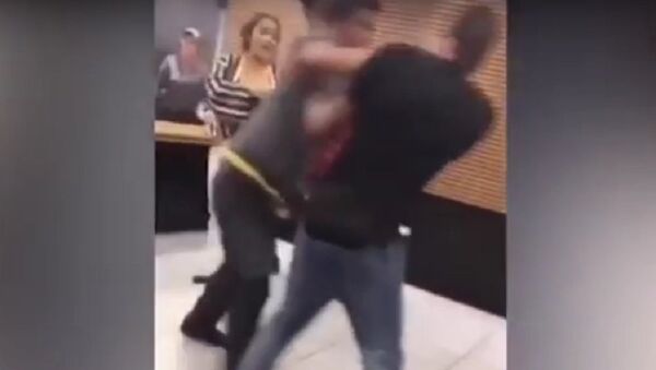 Angry McDonald's employee pushes customer to the ground - Sputnik International