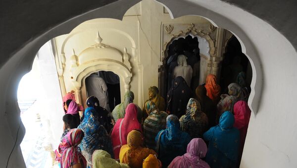 Sikh women pilgrims stand during a religious ceremony at Gurdwara Dera Sahib in Lahore on June 16, 2011 - Sputnik International