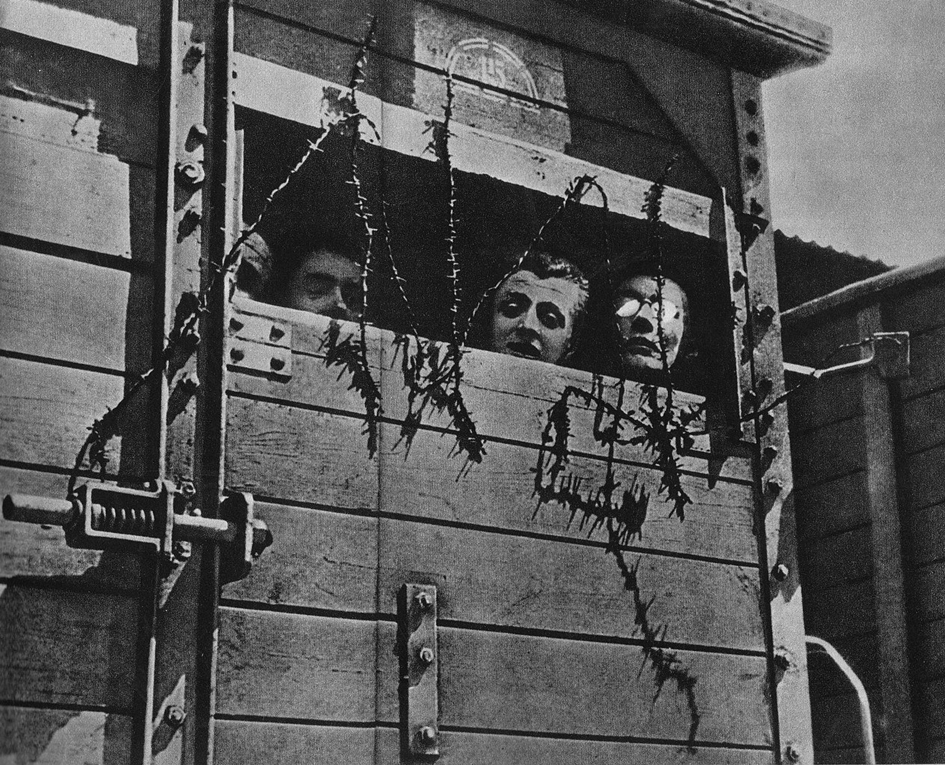 Jews in a railway car in the way to the nazi death camp during the Second World War in Europe a the time of the Holocaust - Sputnik International, 1920, 26.09.2023