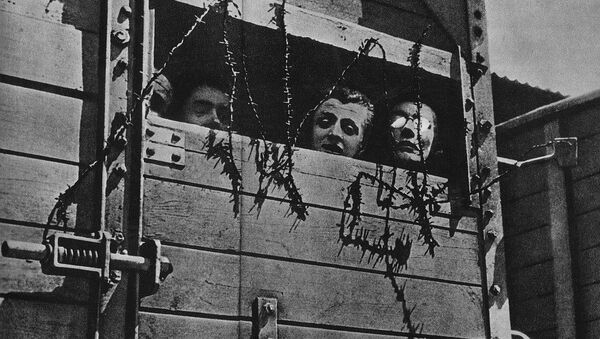Jews in a railway car in the way to the nazi death camp during the Second World War in Europe a the time of the Holocaust - Sputnik International