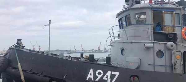The detained Ukrainian ships are delivered to the port of Kerch - Sputnik International