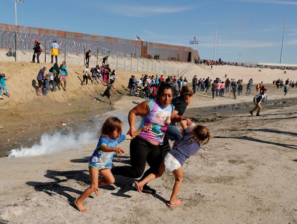 40-year-old migrant caravan woman from Honduras flees US tear gas with twin daughters - Sputnik International