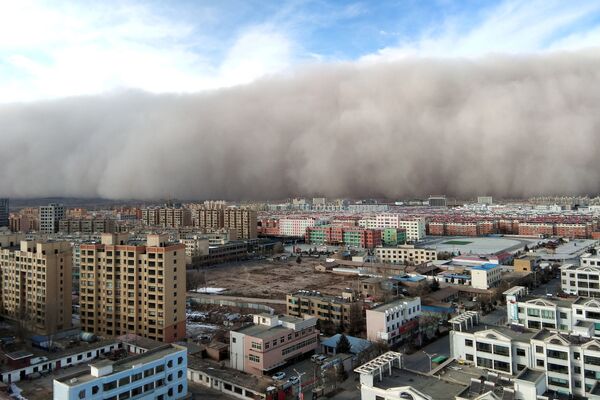 A sandstorm hits the city of Zhangye in Gansu province, China November 25, 2018 - Sputnik International