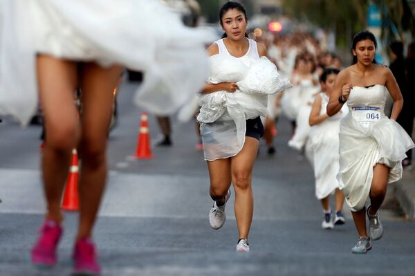 Brides compete at 'Running of the Brides', a race event in Bangkok, Thailand - Sputnik International