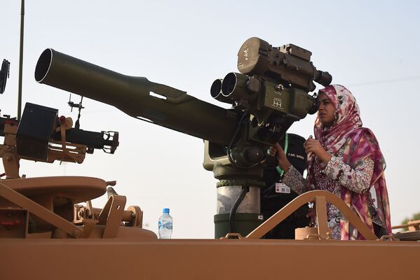 Pakistani woman with Air Defence Anti-Tank unit at the 10th International Defence Exhibition and Seminar in Karachi - Sputnik International