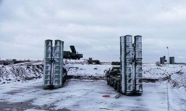 S-400 Triumph anti-aircraft missile system completes tests and enters duty in Crimea - Sputnik International