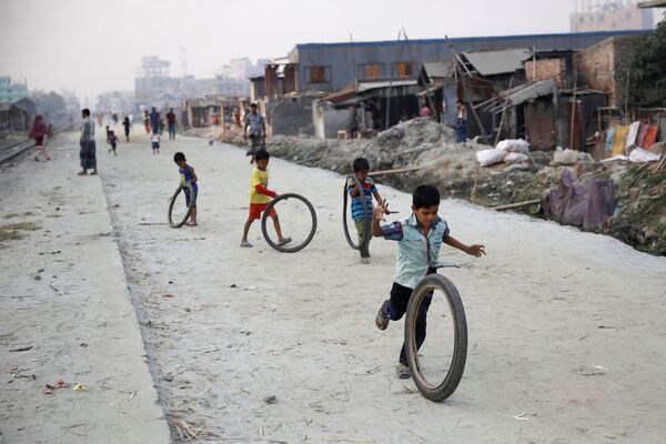 Children play with tyres along a street in Dhaka, Bangladesh November 28, 2018 - Sputnik International