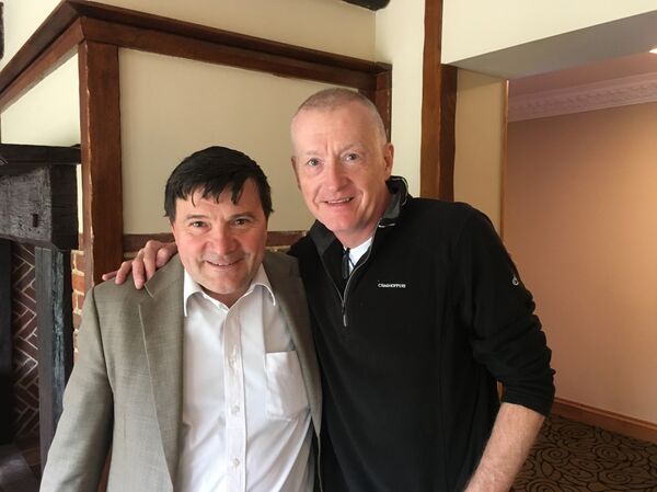 On cue. Legendary snooker player Steve Davis (right) with Neil Clark  - Sputnik International