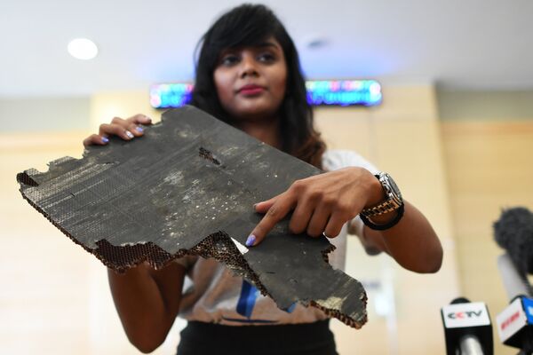 Grace Subathirai Nathan (R), daughter of Malaysian Airlines flight MH370 passenger Anne Daisy, shows a piece of debris believed to be from flight MH370 during a press conference in Putrajaya on November 30, 2018 Grace Subathirai Nathan (R), daughter of Malaysian Airlines flight MH370 passenger Anne Daisy, shows a piece of debris believed to be from flight MH370 during a press conference in Putrajaya on November 30, 2018 - Sputnik International