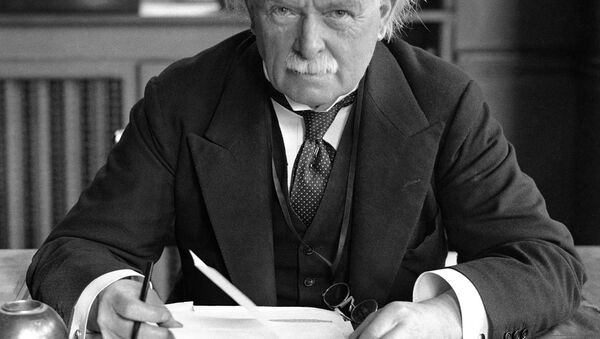 David Lloyd George, Leader of the Liberal Party, at work at his desk in Holland Park, London, England on March 18, 1931. - Sputnik International