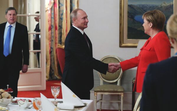 Russian President Vladimir Putin and German Chancellor Angela Merkel meet on the sidelines of the G20 summit in Buenos Aires, Argentina. December 1, 2018 - Sputnik International