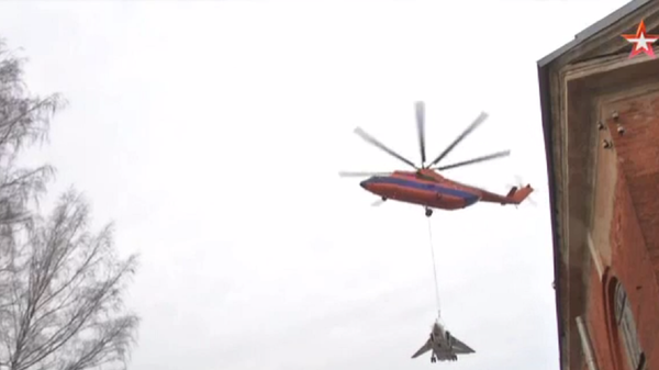 Mi-26 carrying Su-24. - Sputnik International