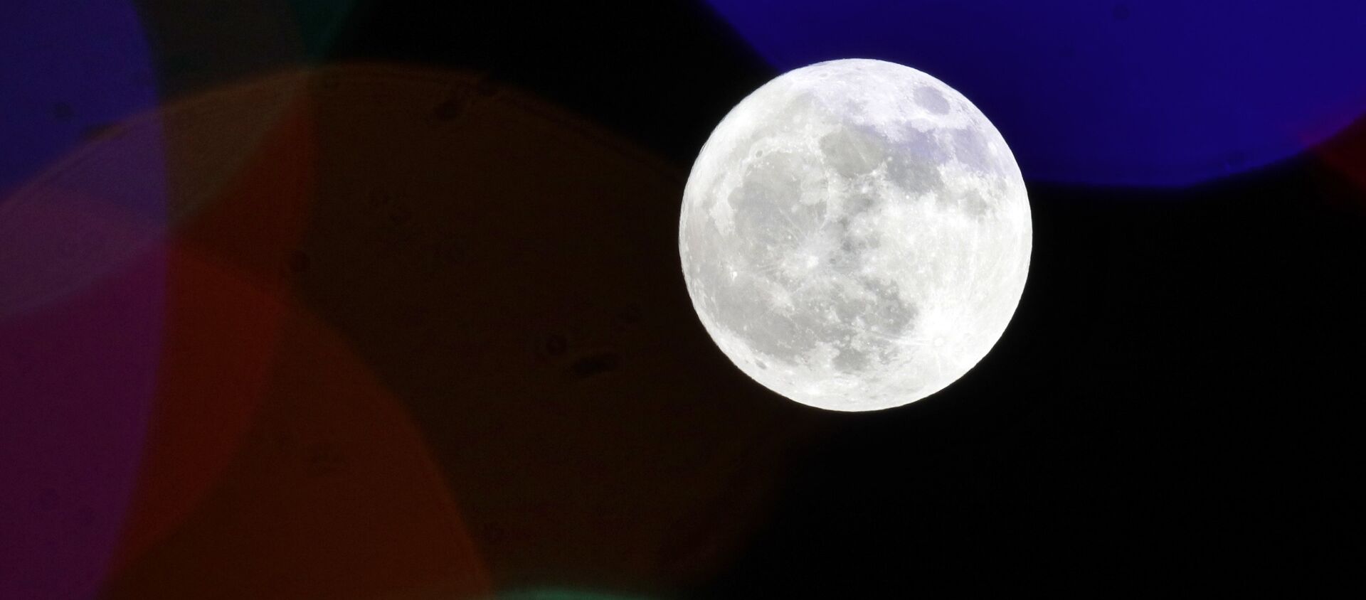 The full moon rises behind holiday lights on Thanksgiving in Lawrence, Kansas, US, Thursday, 22 November 2018. - Sputnik International, 1920, 26.03.2021