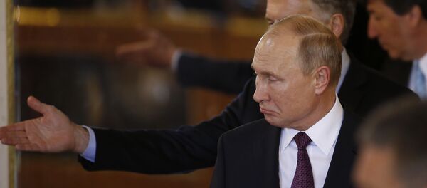 Russia's President Vladimir Putin is welcomed by Argentina's President Mauricio Macri, back, upon his arrival for a bilateral meeting at the presidential palace in Buenos Aires, Argentina, Saturday, Dec. 1, 2018 - Sputnik International
