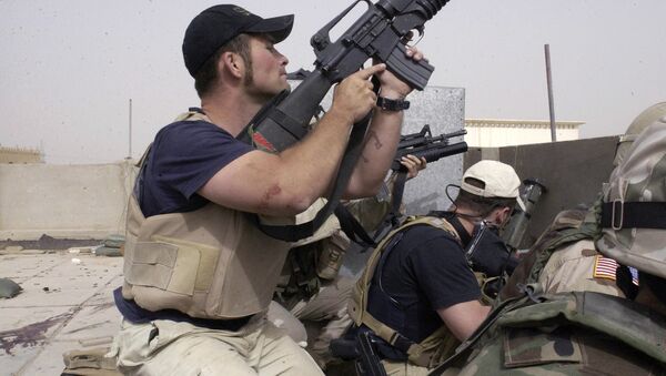 plainclothes contractors working for Blackwater USA take part in a firefight as Iraqi demonstrators loyal to Muqtada al-Sadr attempt to advance on a facility being defended by U.S. and Spanish soldiers in the Iraqi city of Najaf - Sputnik International