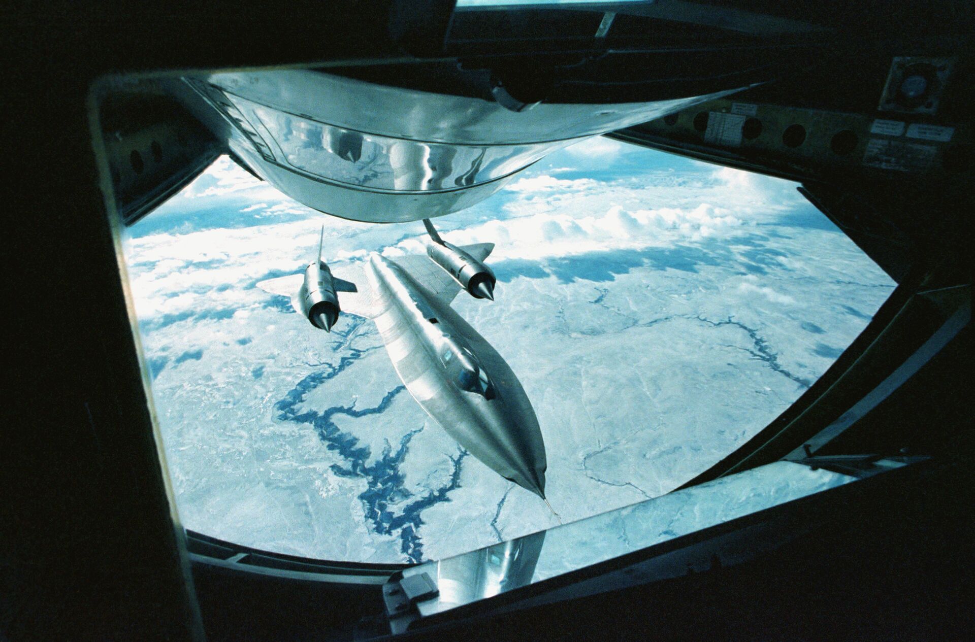 This United State Air Force SR-71 Blackbird spy plane nears the rear of a KC-135 stratotanker while in the process of being refueled somewhere over Nevada, Friday, Jan. 26, 1990 - Sputnik International, 1920, 02.04.2023