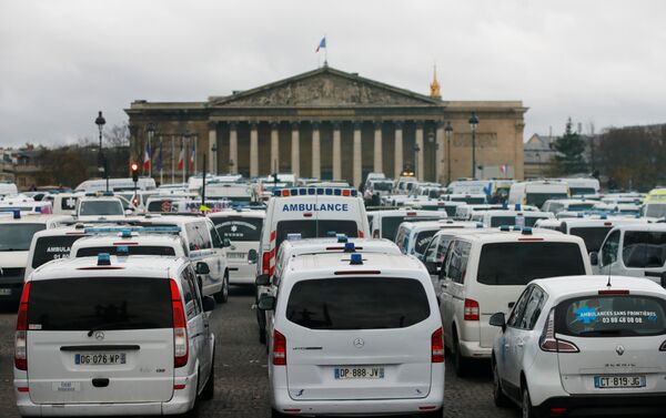 French ambulance drivers block traffic during a protest demonstrartion near the National Assembly in Paris, December 3, 2018 - Sputnik International