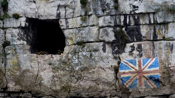 A painted Union Flag, popularly known as the Union Jack, the national flag of the United Kingdom is seen on the rocks on the English side of the River Wye, Chepstow, Wales - Sputnik International