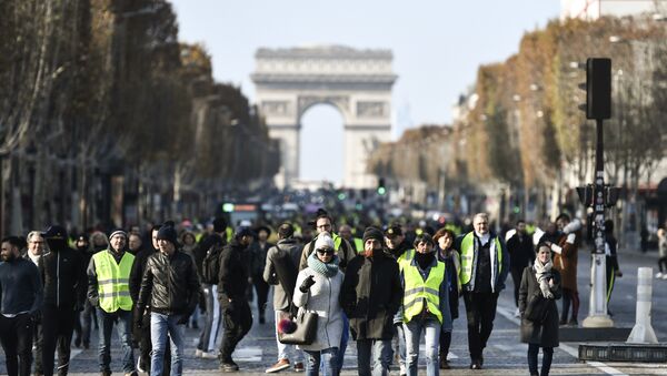 People block the traffic of Paris' landmark Avenue des Champs Elysees and place Charles de Gaulle-Etoile on November 17, 2018 in Paris, - Sputnik International