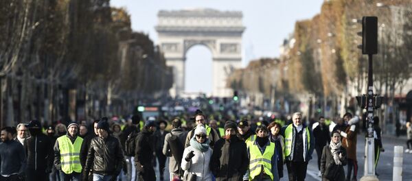 People block the traffic of Paris' landmark Avenue des Champs Elysees and place Charles de Gaulle-Etoile on November 17, 2018 in Paris, - Sputnik International