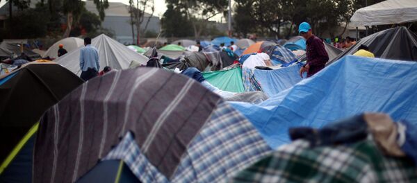 A migrant, part of a caravan of thousands from Central America trying to reach the United States A migrant, part of a caravan of thousands from Central America trying to reach the United States - Sputnik International