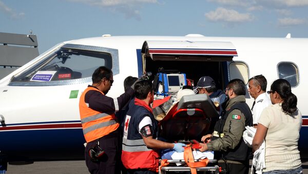 A child injured in the explosion of the fireworks market in Tultepec, a suburb of Mexico City, is transferred to an ambulance in Toluca, the capital of Mexico state, to be taken to a hospital in Galveston, Texas in the United States on December 21, 2016. - Sputnik International