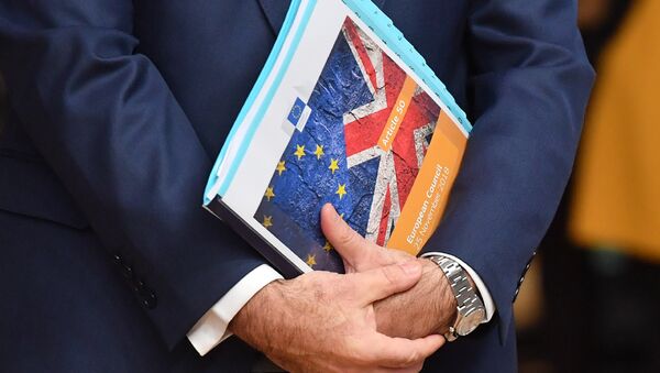 European Union flag and UK flag are seen on the front page of document reading article 50 - European Council before the special meeting of the European Council to endorse the draft Brexit withdrawal agreement and to approve the draft political declaration on future EU-UK relations on November 25, 2018 in Brussels - Sputnik International