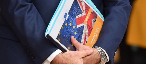European Union flag and UK flag are seen on the front page of document reading article 50 - European Council before the special meeting of the European Council to endorse the draft Brexit withdrawal agreement and to approve the draft political declaration on future EU-UK relations on November 25, 2018 in Brussels - Sputnik International