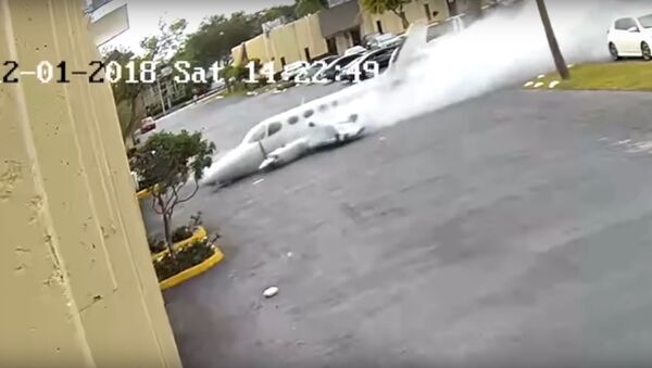 Plane crashes into building in Fort Lauderdale - Sputnik International