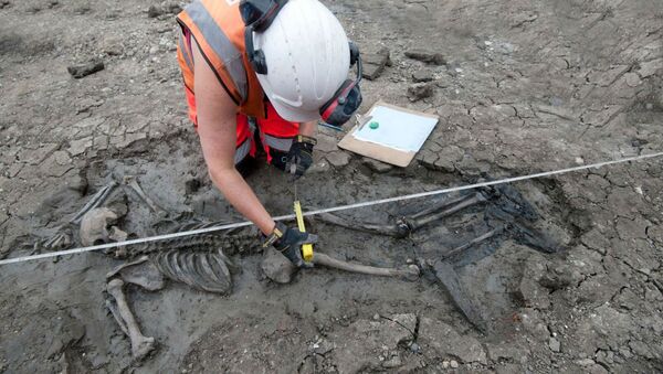 A 500-year-old skeleton was recently discovered by archaeologists in the mud under London’s River Thames wearing intact thigh-high leather footwear - Sputnik International