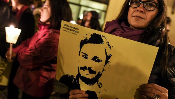 A woman holds up a picture of Giulio Regeni during a protest outside the Italian Parliament in Rome in 2017 - Sputnik International