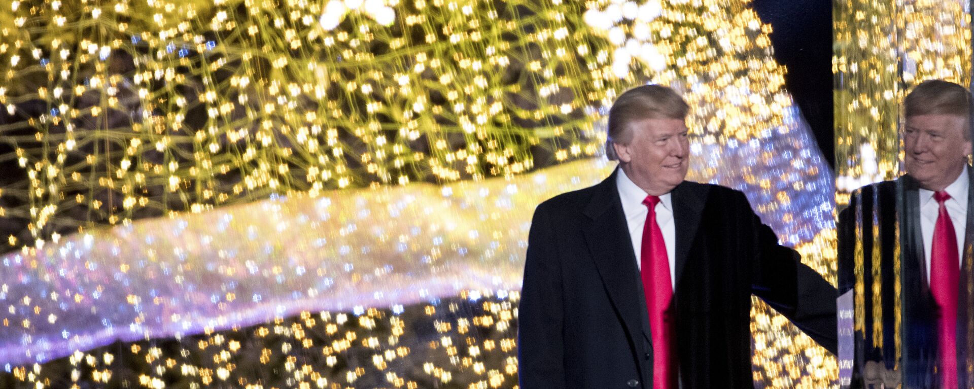 President Donald Trump stands on stage after lighting the 2017 National Christmas Tree on the Ellipse near the White House, Thursday, Nov. 30, 2017, in Washington. - Sputnik International, 1920, 09.12.2021