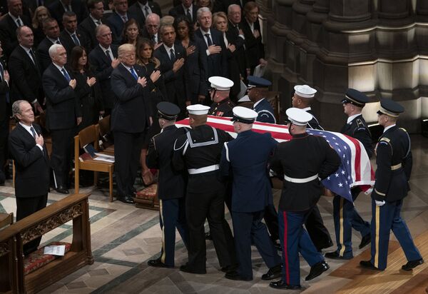 The flag-draped casket of former President George H.W. Bush is carried by a military honor guard - Sputnik International