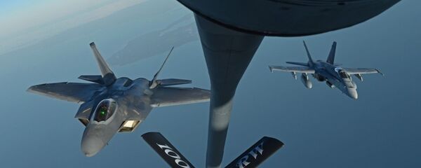 Air Refueling with F-22, F-18 - Sputnik International
