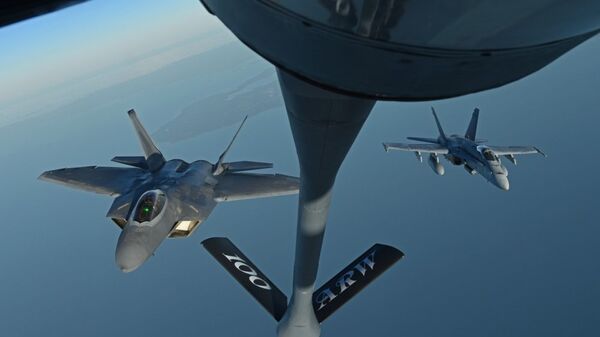 Air Refueling with F-22, F-18 - Sputnik International