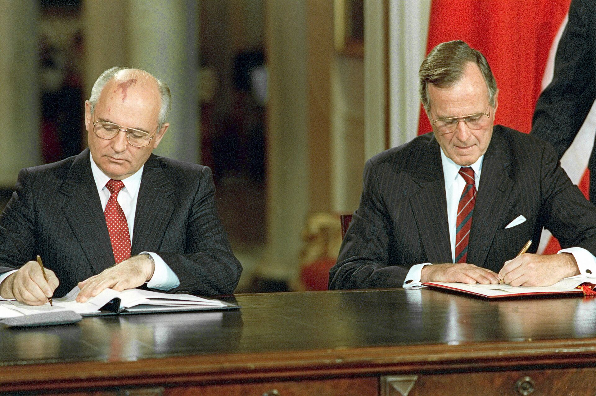 Soviet President Mikhail Gorbachev, left, and U.S. President George Bush signing bilateral documents during Gorbachev's official visit to the United States - Sputnik International, 1920, 30.08.2022