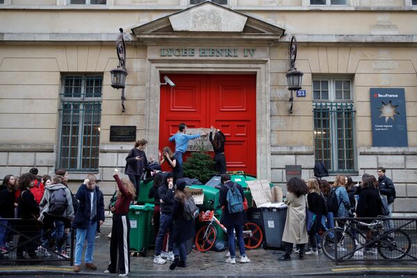 High school students block the entrance of the Lycee Henri IV secondary school to protest against the French government's reform plan, in Paris, France, December 6, 2018 High school students block the entrance of the Lycee Henri IV secondary school to protest against the French government's reform plan, in Paris, France, December 6, 2018 - Sputnik International