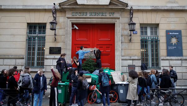 High school students block the entrance of the Lycee Henri IV secondary school to protest against the French government's reform plan, in Paris, France, December 6, 2018 - Sputnik International