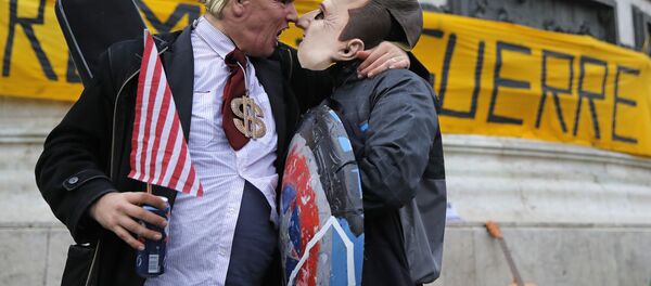 People wearing a Donald Trump mask, left, and an Emmanuel Macron mask act up for the cameras during an anti-Trump gathering in Republique square in Paris, Sunday Nov. 11, 2018 - Sputnik International