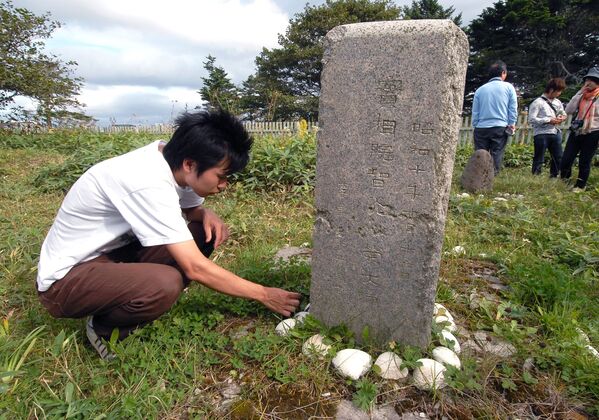 The Representative of Visa-Free Japan's Delegation at Old Japanese Cemetery on Yuzhno-Kurilsk in Kunashir Island - Sputnik International